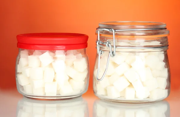 JAR a cukřenka s bílým kusový cukr na barevné pozadí — Stock fotografie