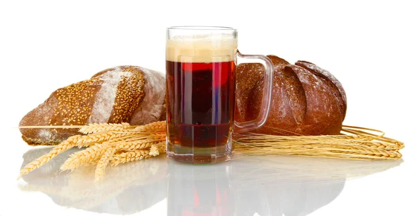 Склянка квасу з хлібом ізольовано на білому тлі — стокове фото