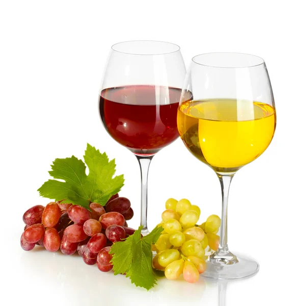Glazen wijn en rijpe druiven geïsoleerd op wit — Stockfoto