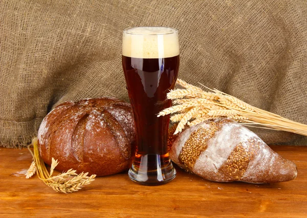 Kvas tuval arka plan yakın çekim ekmek ile bardak — Stok fotoğraf