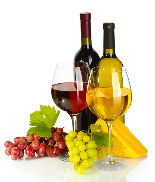Μπουκάλια και ποτήρια κρασί, τυρί και ώριμα σταφύλια που απομονώνονται σε λευκό — Φωτογραφία Αρχείου