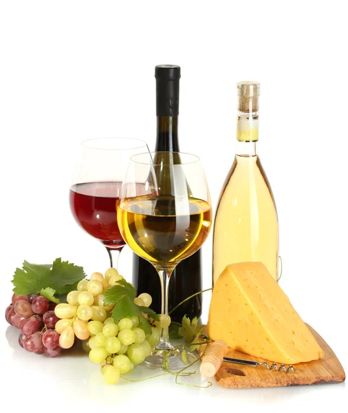 Flaskor och glas vin, ost och mogna druvor isolerad på vit — Stockfoto