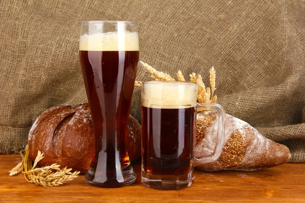 Two glasses of kvass with bread on canvas background close-up — Stock Photo, Image