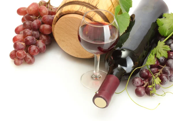 Vat, flessen en glas wijn en rijpe druiven geïsoleerd op wit — Stockfoto