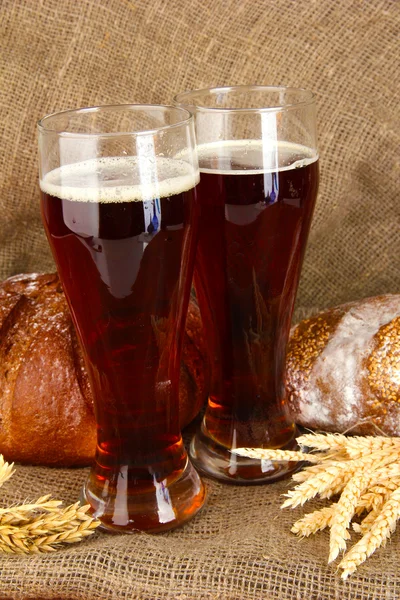 Zwei Gläser Kvass mit Brot auf Leinwand Hintergrund Nahaufnahme — Stockfoto