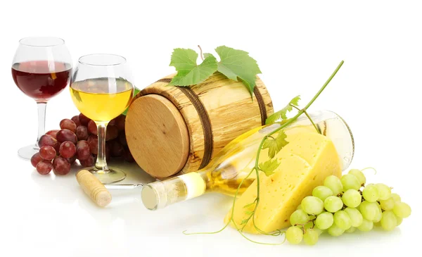 Barril, garrafa e copos de vinho, queijo e uvas maduras isolados sobre branco — Fotografia de Stock