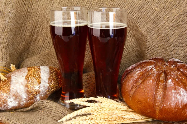 Dvě sklenice Kvas s chlebem na plátně pozadí detail — Stock fotografie