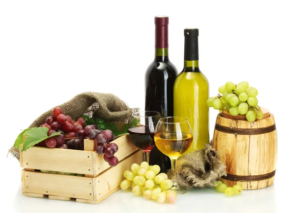 Barel, lahve a sklenice vína a zralé hrozny izolovaných na bílém — Stock fotografie