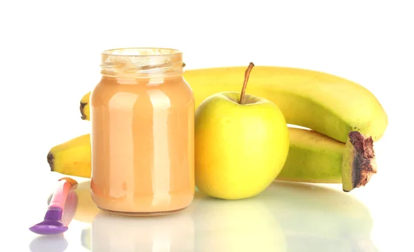 Jar met fruit en babyvoeding en lepel geïsoleerd op wit — Stockfoto