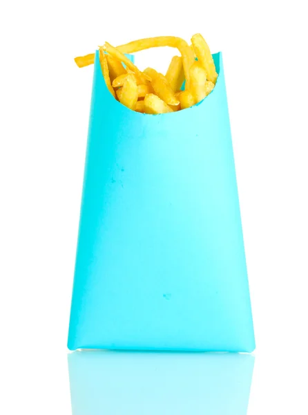Patatas fritas en bolsa de papel azul aisladas en blanco — Foto de Stock