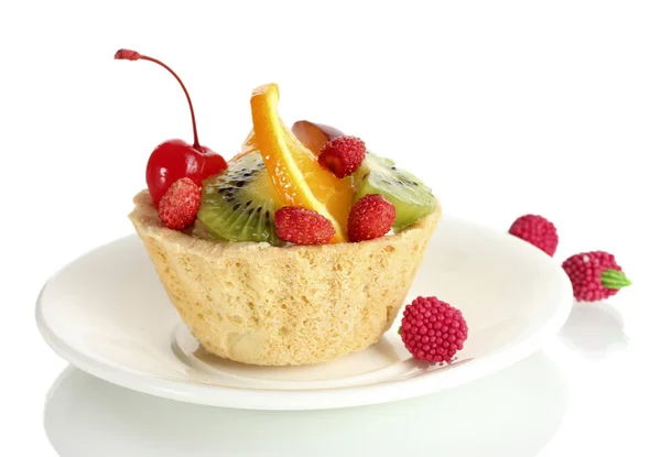 Bolo doce com frutas no prato isolado em branco — Fotografia de Stock