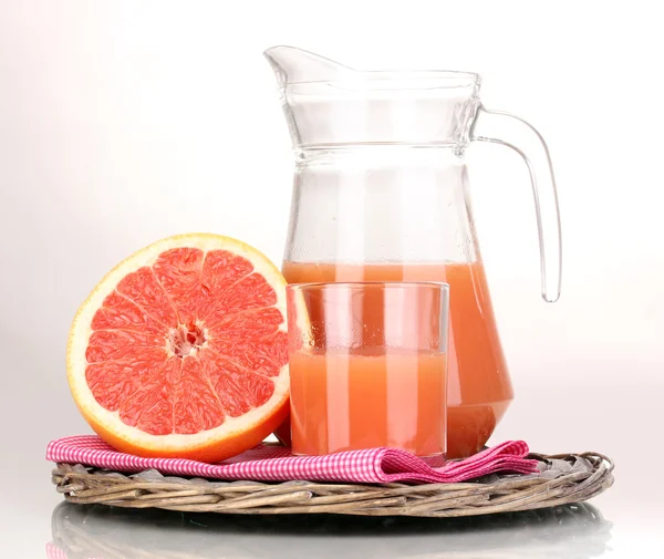 Grapefruitsap en grapefruit geïsoleerd op wit — Stockfoto