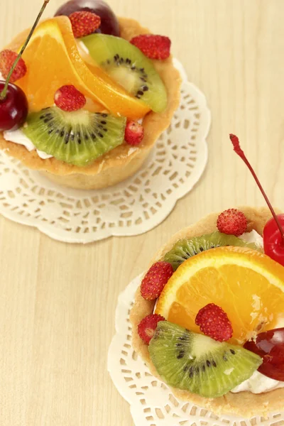 Słodkie ciasto z owocami na drewnianym stole — Zdjęcie stockowe