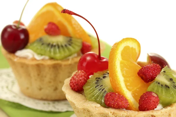Sladký dort s ovocem na dřevěný stůl — Stock fotografie