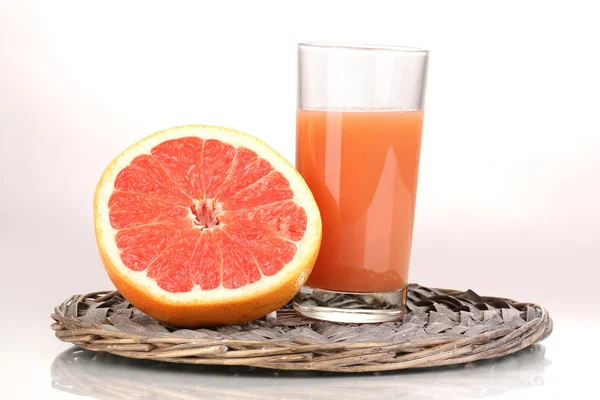 Grapefruktjuice och grapefrukt isolerad på vit Royaltyfria Stockfoton