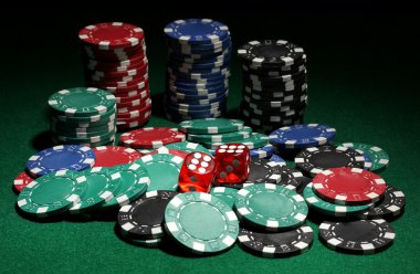 Dices ve yeşil masada Poker fişleri