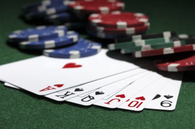 kartları ve yeşil masada Poker fişleri