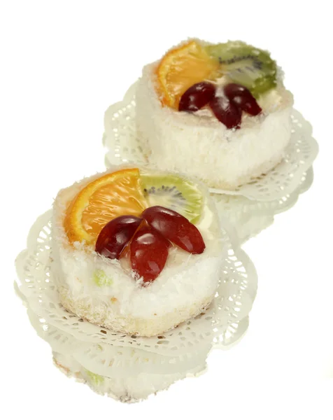 Солодкі торти з фруктами ізольовані на білому — стокове фото