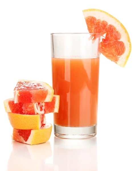 Skivad grapefrukt och juice isolerad på vit — Stockfoto