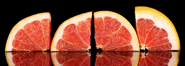 Skivad grapefrukt isolerade på svart — Stockfoto