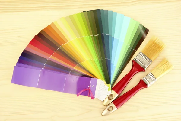 油漆刷和明亮的木制背景颜色调色板 — 图库照片