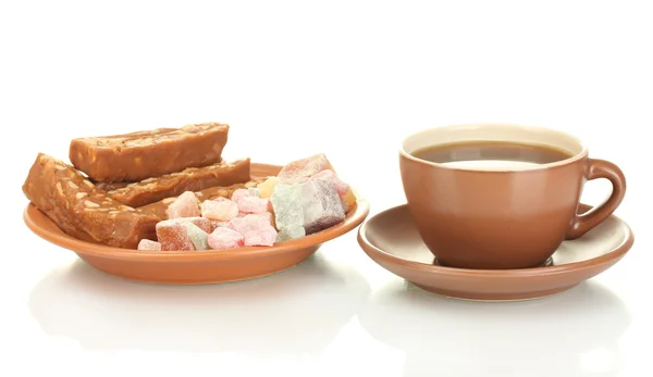 一杯茶与美味土耳其软糖和孤立在白色的板上果子露 — 图库照片