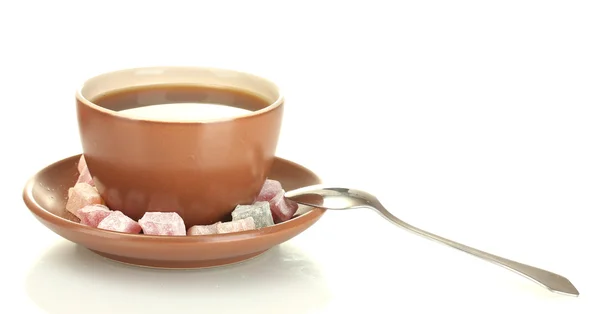 一杯茶的白色上孤立的美味土耳其软糖 — 图库照片