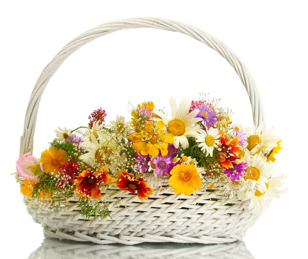 Beau bouquet de fleurs sauvages lumineuses dans le panier, isolé sur blanc — Photo