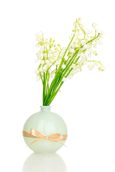 5 月-百合花在花瓶上白色隔离 — 图库照片