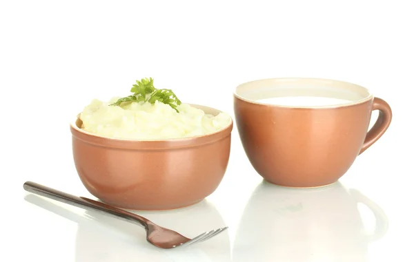 Purè di patate con prezzemolo nella ciotola e tazza con latte isolato su bianco — Foto Stock