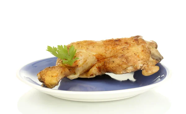 Жареная куриная ножка с петрушкой в тарелке изолированы на белом — стоковое фото