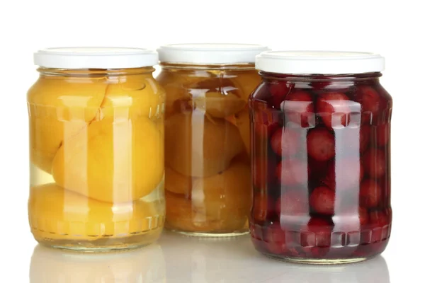 Jars 的白色上孤立的水果罐头 — 图库照片