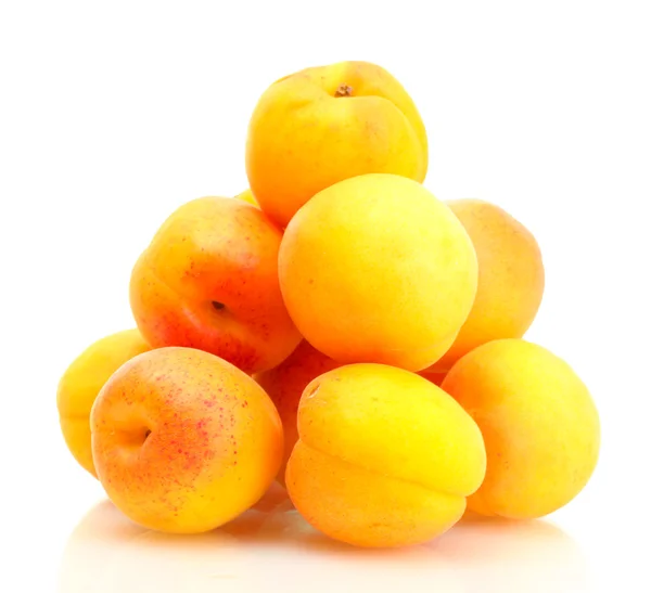 Спелые абрикосы, изолированные на белом — стоковое фото
