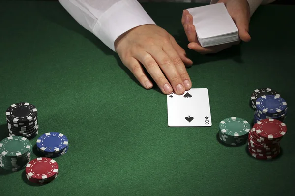 Настройка покера на зеленый стол — стоковое фото
