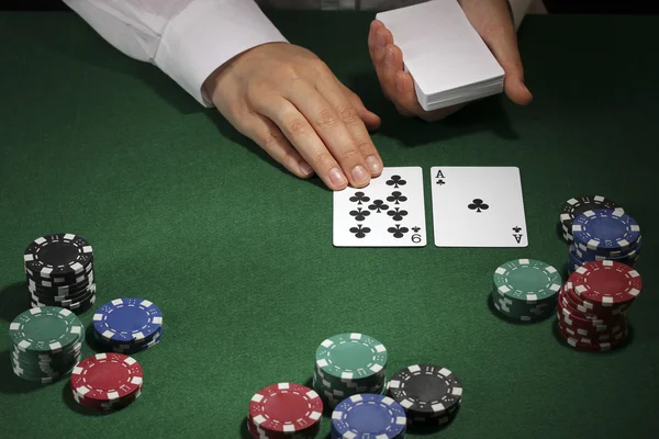 Yeşil masada Poker ayarı — Stok fotoğraf