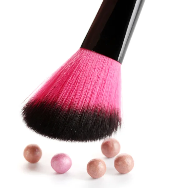 Borstel voor make-up met poeder ballen geïsoleerd op wit — Stockfoto