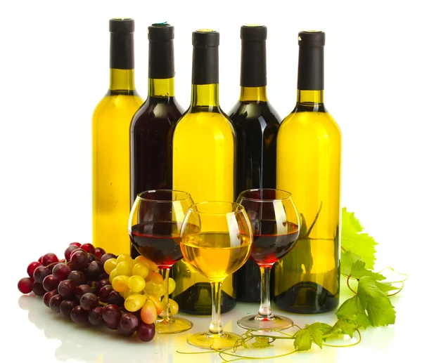 Flaschen und Gläser Wein und reife Trauben isoliert auf weiß — Stockfoto