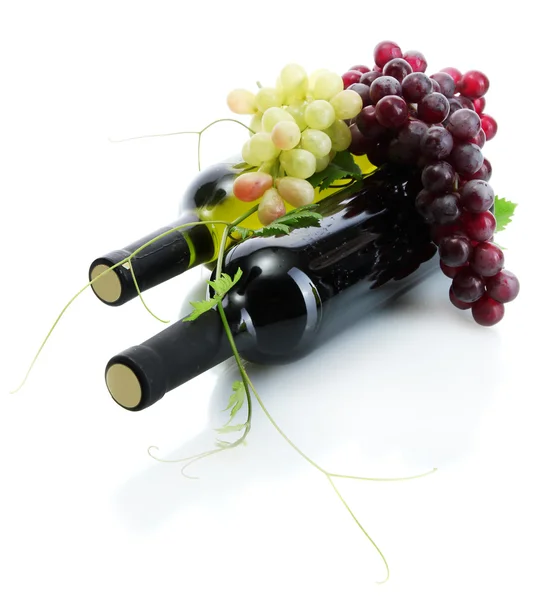 Botellas de vino y uvas maduras aisladas sobre blanco — Foto de Stock