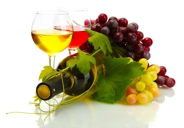 Fles en glazen wijn en rijpe druiven geïsoleerd op wit — Stockfoto