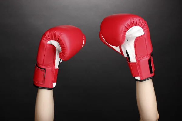 Rode bokshandschoenen op handen op grijze achtergrond — Stockfoto