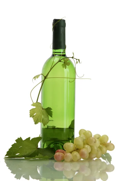 Láhev vína a zralé hrozny izolovaných na bílém — Stock fotografie