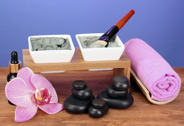 Cosmetic clay for spa treatments on bright violet background close-up — Stock Photo, Image