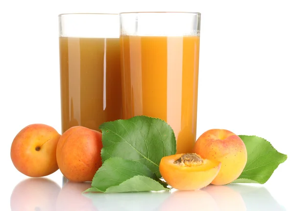 Два стакана абрикосового сока и абрикосы с листьями, изолированными на белом — стоковое фото