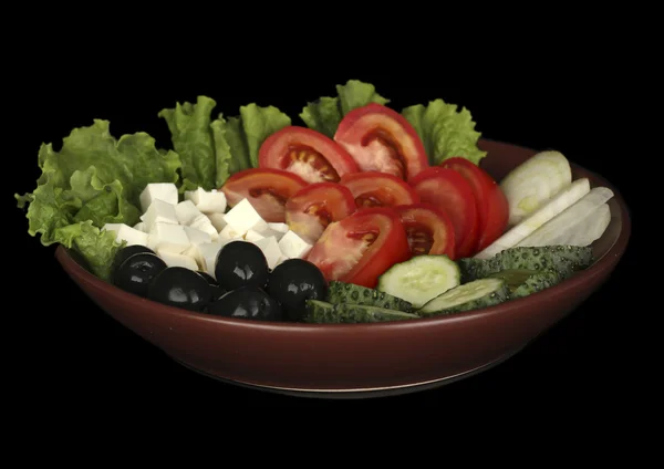 Savoureuse salade grecque isolée sur noir — Photo
