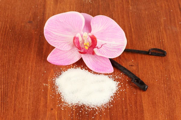 Vanilla pods and vanilla sugar on wooden background close-up — Stock Photo, Image