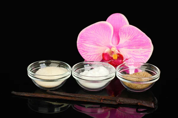 Vanilya pods, vanilya, vanilya şekeri ve vanilya özünü siyah izole — Stok fotoğraf