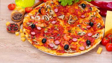 lezzetli pizza ve sebze ahşap tablo