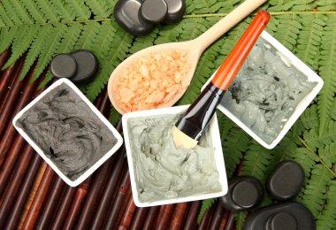 spa uygulamaları üzerinde bambu arka plan yakın çekim için kozmetik kil