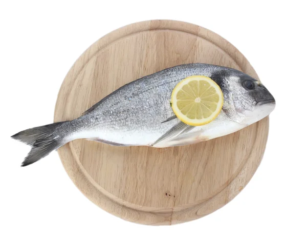 新鲜的鱼，用柠檬上木菜板上白色隔离 — 图库照片