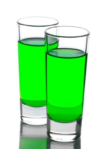 Due bicchieri di assenzio isolati su bianco — Foto Stock